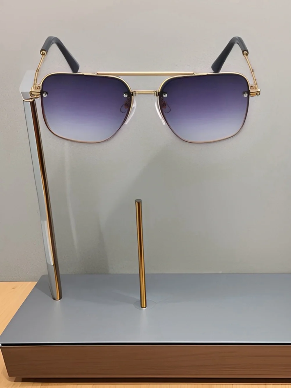 Men’s Elegant and Refined Anti-UV Sunglasses with Metal Frame.